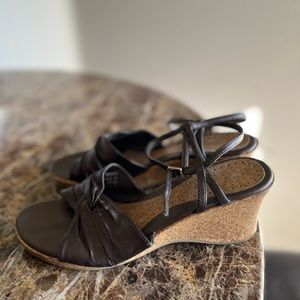 BROWN STRAPPY SANDALS 🤎